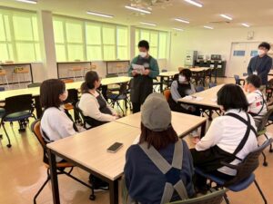 インターンシップで海老せんべいを作る桂新堂という工場へ行きました