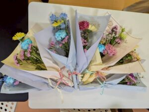 【活動報告】FLORAさん企画で花束づくり体験を行いました
